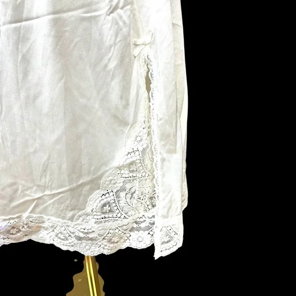 Vassarette Vintage White Lace Trim Half Slip Side Slit Bow Detail Medium USA - Picture 2 of 4